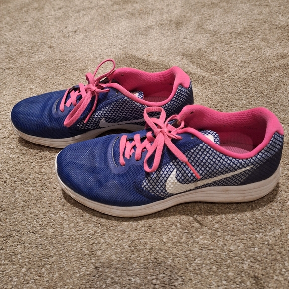 Nike Athletic Shoes 👟 - Picture 4 of 5